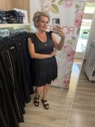 L'luisa fekete ruha